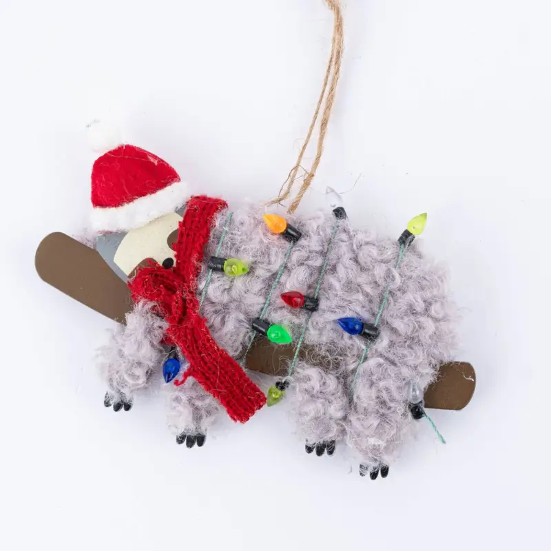Sass & Belle Dekohänger Weihnachten Faultier mit Lichterkette Filz Holz grau bunt 14x9cm Schnäppchen