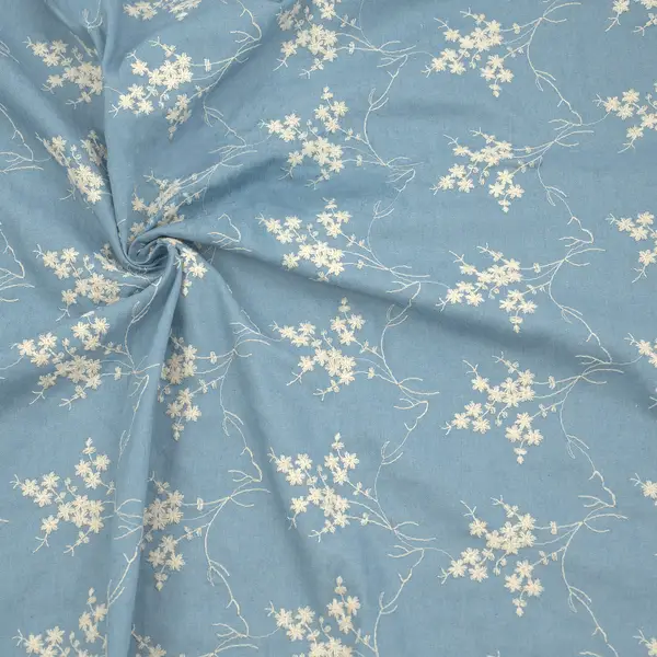 100% Baumwolle Chambray bestickt "Blumenranken 13" Farbe Hell-Blau Rabatt