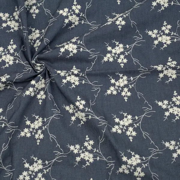 Top-Angebot 100% Baumwolle Chambray bestickt "Blumenranken 13" Farbe Indigo-Blau